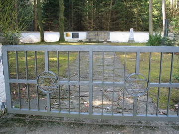 Friedhofstor in Steinholz (C) www.alemannia-judaica.de