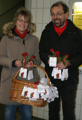 Rosenaktion zum Valentinstag am Buchloer Bahnhof